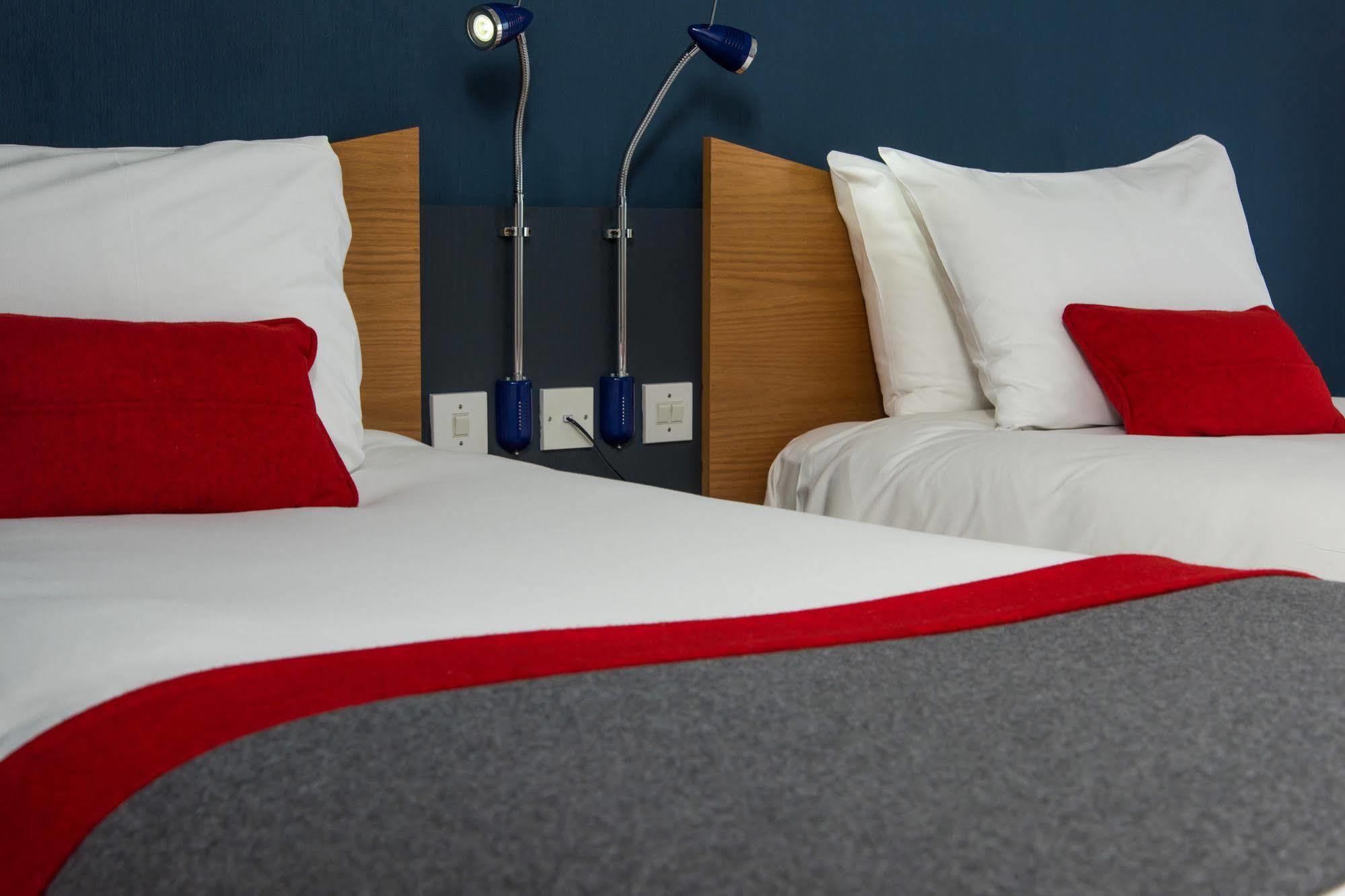 Holiday Inn Express Stoke-On-Trent By Ihg Exterior photo
